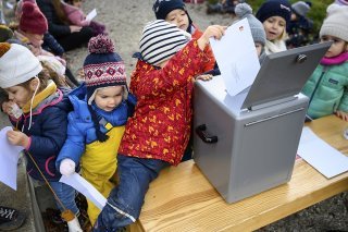 Selon le projet du Grand Conseil valaisan, toutes les familles du canton recevront pour chaque enfant une allocation de 30 francs supplémentaire - le montant passe de 275 à 305 francs. L'initiative déposée par les syndicats demandait une augmentat...
